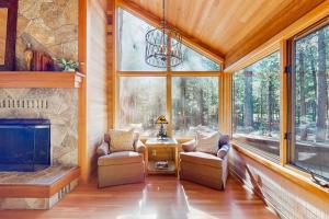 Tree-lined home with private hot tub 7 pools 14 tennis courts golf gym AC