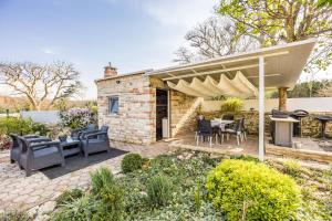 Kacana Blue - Home with Pool, Billiards, Darts