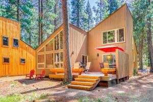 Perfect lakeside retreat near town with furnished deck & grill
