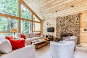Perfect lakeside retreat near town with furnished deck & grill