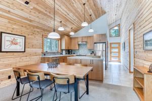 Perfect lakeside retreat near town with furnished deck & grill