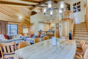 Dreamy mountain escape with hot tub pools golf gym & grill