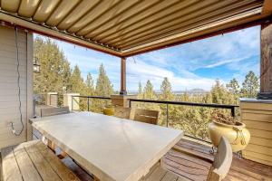 Stunning Bend Home on the Hill with Private Hot Tub City Views & Game Room