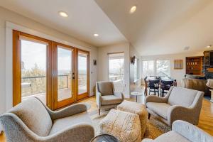 Stunning Bend Home on the Hill with Private Hot Tub City Views & Game Room