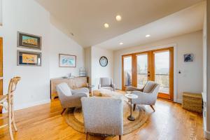 Stunning Bend Home on the Hill with Private Hot Tub City Views & Game Room