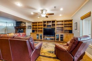 Stunning Bend Home on the Hill with Private Hot Tub City Views & Game Room