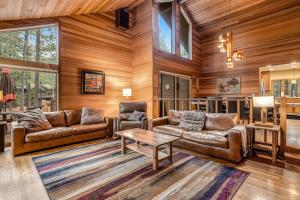 Forested getaway with kitchen stone fireplace pool & private hot tub