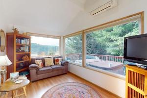 Peaceful dog-friendly cabin on the coast with great deck views