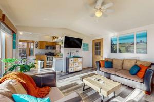 Gorgeous dog-friendly coastal escape with private hot tub patio & amazing views