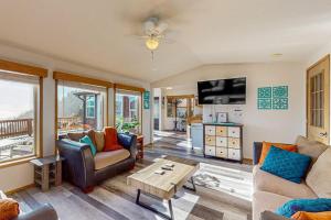 Gorgeous dog-friendly coastal escape with private hot tub patio & amazing views