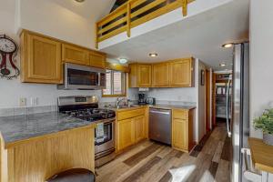 Gorgeous dog-friendly coastal escape with private hot tub patio & amazing views