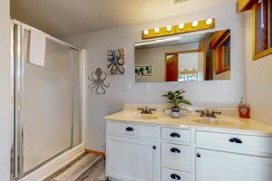 Gorgeous dog-friendly coastal escape with private hot tub patio & amazing views
