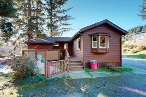 Dog-friendly cabin near the beach with expansive furnished deck & lovely views