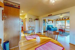 Dog-friendly cabin near the beach with expansive furnished deck & lovely views