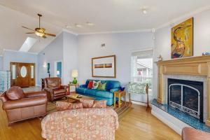 Oceanfront home with outdoor dining WIFI fireplace gas grill washer & dryer