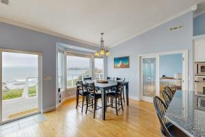 Oceanfront home with outdoor dining WIFI fireplace gas grill washer & dryer