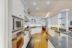 Oceanfront home with outdoor dining WIFI fireplace gas grill washer & dryer