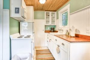 Three Cozy Cottages with Gas Fireplaces Courtyard & Beach Access - Dog-Friendly