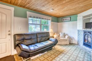 Three Cozy Cottages with Gas Fireplaces Courtyard & Beach Access - Dog-Friendly