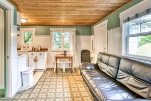 Three Cozy Cottages with Gas Fireplaces Courtyard & Beach Access - Dog-Friendly