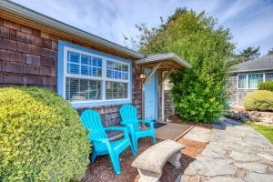 Three Cozy Cottages with Gas Fireplaces Courtyard & Beach Access - Dog-Friendly