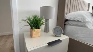 Modern 2 Bed, Ideal for Work Stays, minutes from Heathrow & Free Parking