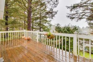 Elegant Home with Game Room Gourmet Kitchen & Deck with Ocean View