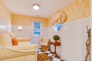 Elegant Home with Game Room Gourmet Kitchen & Deck with Ocean View