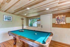 Delightful home near the beach with private deck firepit