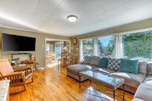 Delightful home near the beach with private deck firepit