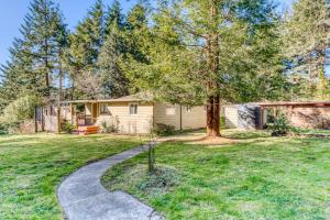 Delightful home near the beach with private deck firepit