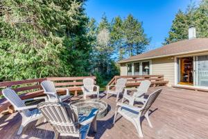 Delightful home near the beach with private deck firepit