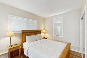 Cozy dog-friendly studio fast WIFI AC and in-unit washer & dryer