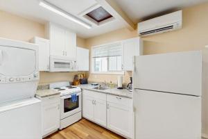 Cozy dog-friendly studio fast WIFI AC and in-unit washer & dryer
