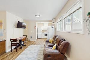 Cozy dog-friendly studio fast WIFI AC and in-unit washer & dryer