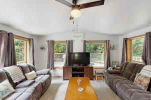 Charming cottage near Whaleshead Beach 4-person private hot tub deck & grill