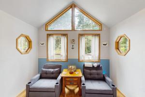 Charming cottage near Whaleshead Beach 4-person private hot tub deck & grill