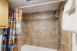 Charming cottage near Whaleshead Beach 4-person private hot tub deck & grill
