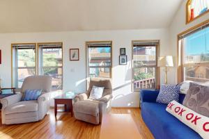 Dog-friendly cabin withprivate hot tub large deck & beautiful ocean mountain view