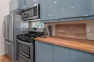 Newly Built Dog-Friendly Colorful Creekside Home - One Mile to the Ocean