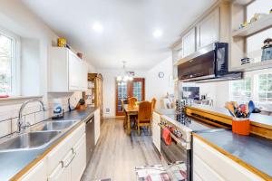 Beautiful & Spacious Family-Friendly Home withFree WiFi Deck and Close to Lakes