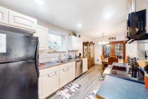 Beautiful & Spacious Family-Friendly Home withFree WiFi Deck and Close to Lakes