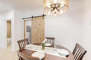 Stunner apt with fireplace grill partial ocean views & partial AC