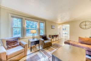 Cheerful home with patio & yard - walk to parks trails & Hayward Field