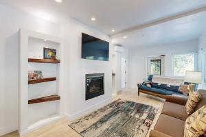 Stunner apt with fireplace grill partial ocean views & partial AC