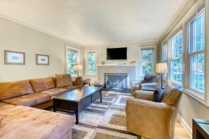 Cheerful home with patio & yard - walk to parks trails & Hayward Field