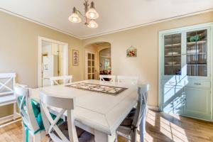 Cheerful home with patio & yard - walk to parks trails & Hayward Field
