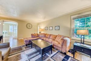 Cheerful home with patio & yard - walk to parks trails & Hayward Field