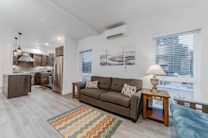 Dog-friendly home near the ocean with fireplaces grill balcony & deck