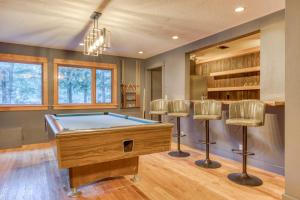 Expansive golf-view getaway with private hot tub pool fast WiFi & game room
